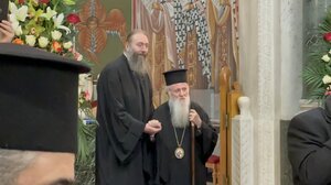 Χειροτονία: το συγκινητικό τετ-α-τετ του Ιωακείμ με τον υποβασταζόμενο γέροντα Ειρηναίο - Βίντεο