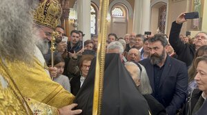 Χειροτονία: Το τρυφερό χειροφίλημα του Ιωακείμ στη μητέρα του, Αικατερίνη - Βίντεο