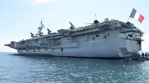 Γκάφα... ναύτη «κάρφωσε» τη θέση του γαλλικού αεροπλανοφόρου Σαρλ ντε Γκωλ!