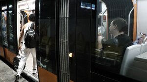 Πέταξαν πέτρα σε συρμό του Ηλεκτρικού: Τραυματίστηκαν τρεις επιβάτες 