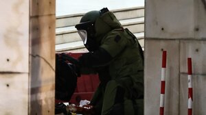 Ποιος είναι ο άνδρας που απειλούσε να ανατιναχθεί έξω από τη ΓΑΔΑ έχοντας στην κατοχή του χειροβομβίδες