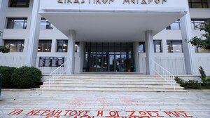 Λάρισα: Ολονυκτία στο Δικαστικό Μέγαρο για τα κατασχεθέντα πειστήρια των Τεμπών