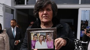 Δίκη για τα Τέμπη: Συγκινεί η εικόνα της μαυροντυμένης γιαγιάς Πλακιά να κρατάει φωτογραφία με τις εγγονές της