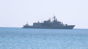 Η στιγμή που οι ελληνικές φρεγάτες «Κίμων» και «Ψαρά» μπαίνουν στο λιμάνι της Λεμεσού στην Κύπρο