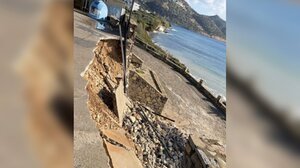 Κατέρρευσε πέτρινο τοιχίο πάνω από πολυσύχναστη παραλία του Αγίου Νικολάου