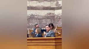 Η Ζωή Κωνσταντοπούλου δημοσίευσε το βίντεο με τον Άδωνι Γεωργιάδη να τρώει κρακεράκια στη Βουλή