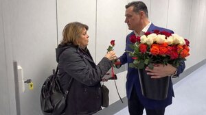 Άδωνις Γεωργιάδης: Επισκέφτηκε το νοσοκομείο «Ερυθρός Σταυρός» και μοίρασε τριαντάφυλλα στις γυναίκες