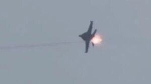 Ιρανικός πύραυλος περνά ξυστά από την ουρά αμερικανικού αεροσκάφους - Δείτε βίντεο