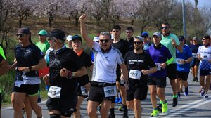 Τέμπη: 400 δρομείς έτρεξαν στον 3ο Δρόμο Μνήμης και τερμάτισαν στο σημείο “μηδέν”