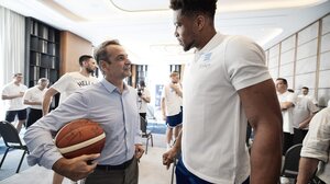 Μητσοτάκης: Ο Γιάννης Αντετοκούνμπο ενσαρκώνει τις κοινές μας αξίες: ανθρώπινη αξιοπρέπεια, ισότητα, κοινωνική ένταξη