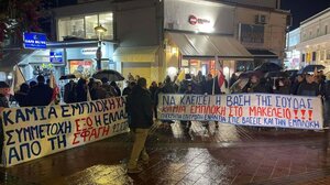 Υπό βροχή το αντιπολεμικό συλλαλητήριο στα Χανιά