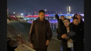 Ο Κωνσταντίνος Αργυρός βγήκε στους δρόμους του Βελιγραδίου με παραδοσιακά όργανα 