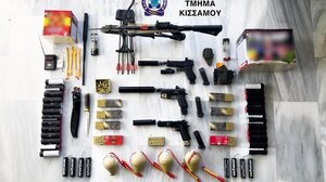 Χανιά: Δύο συλλήψεις για όπλα και χιλιάδες κροτίδες – Τι βρήκαν οι αστυνομικοί