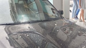 Τμήμα μπαλκονιού έπεσε σε αυτοκίνητο στο Κουμ Καπί – Φωτογραφίες