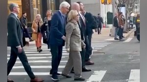 Viral βίντεο με τους Κλίντον: Ο Μπιλ σπρώχνει τη Χίλαρι σε διάβαση πεζών ενώ το φανάρι είναι κόκκινο