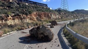 Λασίθι: Ογκώδεις βράχοι έπεσαν σε δρόμο στη Σητεία 