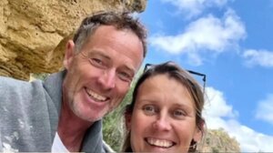 Ζευγάρι Βρετανών ξεκίνησε για τον γύρο του κόσμου με μηχανή και κατέληξε σε φυλακή του Ιράν για κατασκοπεία