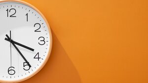 Αντίστροφη μέτρηση για την αλλαγή ώρας: Ποια Κυριακή του Μαρτίου πάμε τα ρολόγια μας μία ώρα μπροστά