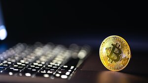 Απάτη με κρυπτονομίσματα: δύο στη φυλακή, τρεις ελεύθεροι με όρους