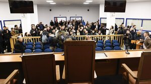 Τέμπη: Μετ’ εμποδίων η δίκη – Ασφυκτικές συνθήκες και διαμαρτυρίες για την χωρητικότητα