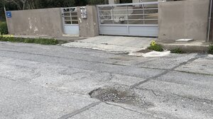 Eπικίνδυνη λακκούβα χρήζει άμεσης επιδιόρθωσης