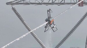 Ρομπότ σε ντρόουν καθαρίζει γραμμές ηλεκτρικού από χιόνι