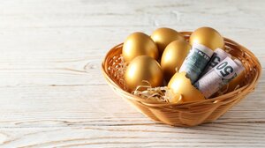 Δώρο Πάσχα: Πώς επηρεάζεται από την αύξηση του κατώτατου μισθού