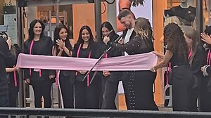 Απρόοπτο στα εγκαίνια της Victoria’s Secret – η κορδέλα «αντιστάθηκε» και έγινε viral