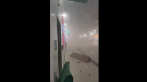 Ζημιές στο αεροδρόμιο του Ντουμπάι και στο Μπουρτζ αλ Αράμπ από ιρανικά πλήγματα