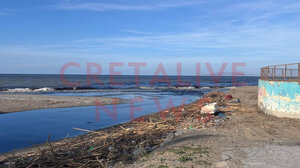 Γάζι: Ρύπανση από ρέμα μετέτρεψε τη θάλασσα σε «μαύρη λίμνη» - Συνελήφθη ένας 42χρονος