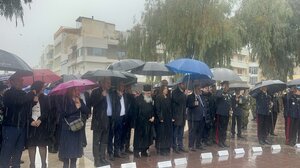 Ρίγη συγκίνησης την 25η Μαρτίου: Έψαλλαν τον Εθνικό Ύμνο υπό καταρρακτώδη βροχή! (video)