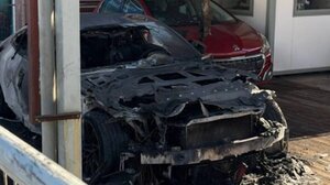 Πάτρα: Εμπρηστής έβαλε φωτιά σε πολυτελές όχημα μέσα σε μάντρα – Στο μικροσκόπιο το βίντεο