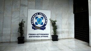 Στην φυλακή ο αλλοδαπός για το περιστατικό με χειροβομβίδες έξω από την ΓΑΔΑ
