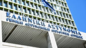Ο άνδρας που απειλούσε να ανατιναχθεί έξω από τη ΓΑΔΑ κουβαλούσε τρεις χειροβομβίδες!