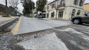 «Άνοιξε» ο δρόμος: Τεράστιο και επικίνδυνο χαντάκι στη Νικολάου Πλαστήρα (video)