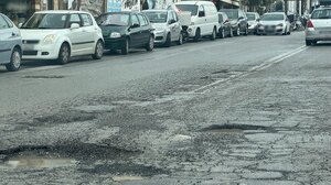 Εκτεταμένες λακκούβες στη λεωφόρο Ικάρου - "Βουλιάζουν" τα αυτοκίνητα!