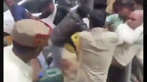 Χάος στην Ινδία υπό τον φόβο έλλειψης καυσίμων: Ουρές χωρίς τέλος, σπρωξίματα και ξύλο σε βενζινάδικα