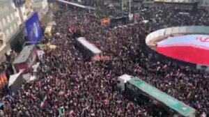 Ιράν: Χιλιάδες κόσμου στις κηδείες ανώτατων διοικητών στην Τεχεράνη