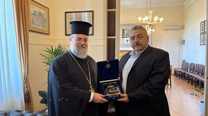 Εθιμοτυπική συνάντηση του Νίκου Καλογερή με τον Μητροπολίτη Τίτο στα Χανιά