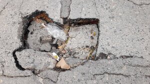 Έσκαψαν τον δρόμο, άφησαν μια λακκούβα - γίγαντα κι έβαλαν μέσα...ένα κουτί!