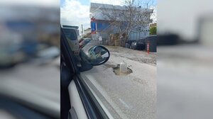 Φιάλη νερού αντί για σήμανση: Λακκούβα - γίγας στη Χριστομιχάλη Ξυλούρη «φωνάζει» για επισκευή