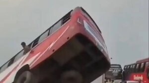 Τραγωδία στο Μπαγκλαντές: Βίντεο από την πτώση και τη βύθιση λεωφορείου σε ποτάμι!