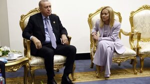Επικοινωνία Μελόνι-Ερντογάν: Αλληλεγγύη της Ιταλίας προς την Τουρκία για την αδικαιολόγητη πυραυλική επίθεση 