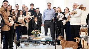 Μητσοτάκης: Συναντήθηκε με Έλληνες που επαναπατρίστηκαν με τα ζώα συντροφιάς τους