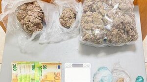 Χειροπέδες σε 23χρονο με πάνω από μισό κιλό χασίς και 123 γραμ. κόκας