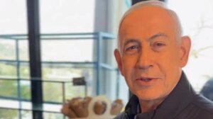 Ο Νετανιάχου τρολάρει τις φήμες που τον ήθελαν να έχει σκοτωθεί