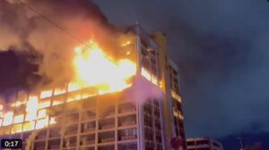 Νότιος Αφρική: Κόλαση φωτιάς σε κυβερνητικό κτίριο 11 ορόφων, υποψίες εμπρησμού