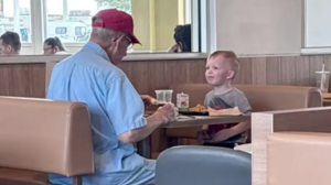 Αγοράκι κάνει παρέα σε ηλικιωμένο που τρώει μόνος του στα McDonald’s