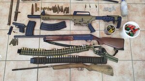 Χανιά: Η αστυνομική έρευνα οδήγησε σε όπλα και πυροκροτητές - Συνελήφθησαν μαμά και γιος