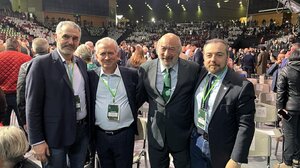 Η εκπροσώπηση της Κρήτης, το πράσινο σακάκι της Λένας, η "παλαιά φρουρά" και η μικρότερη… σύνεδρος!